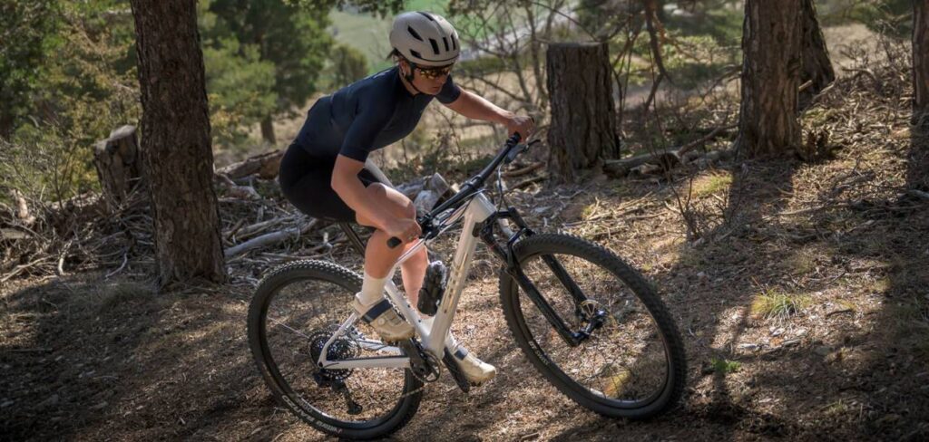 Jazda na rowerze górskim marki BMC