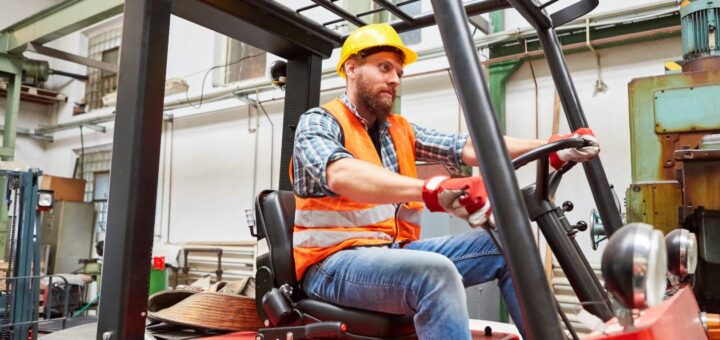 Pracownik jadący wózkiem widłowym