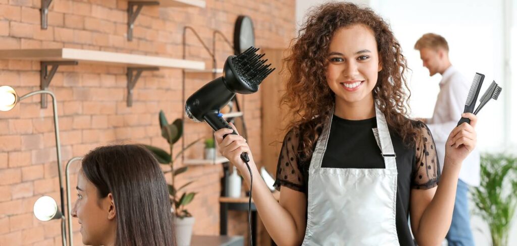 Fryzjerka z narzędziami