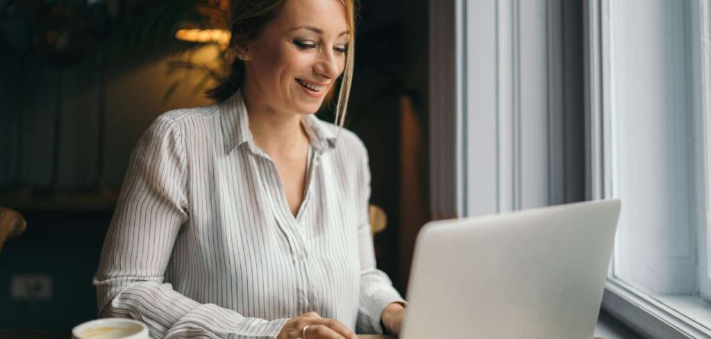 kobieta pracujaca na homeoffice