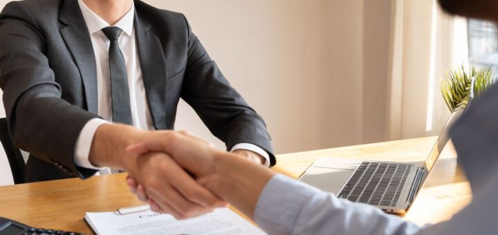 Podpisywanie umowy sprzedaży