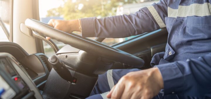 Kierowca podczas jazdy